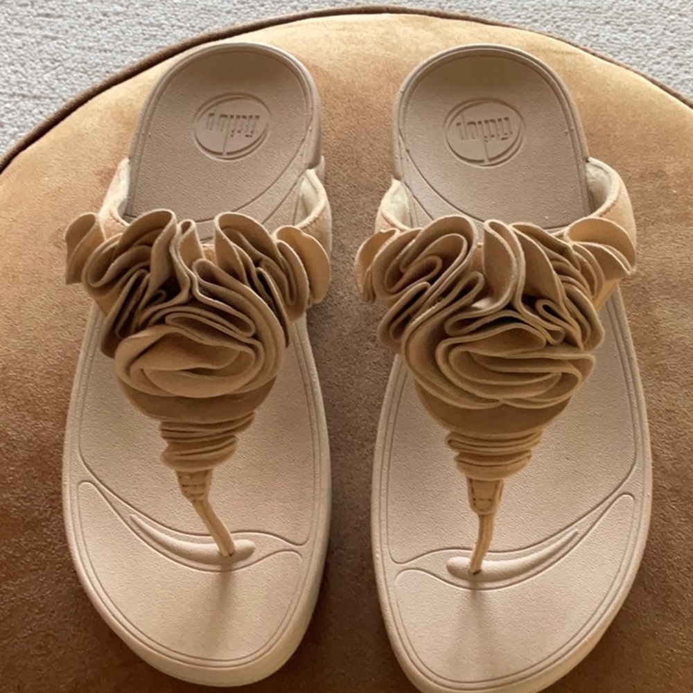 NEW FITFLOP FROU tan 10 flip flops shoes wobble board